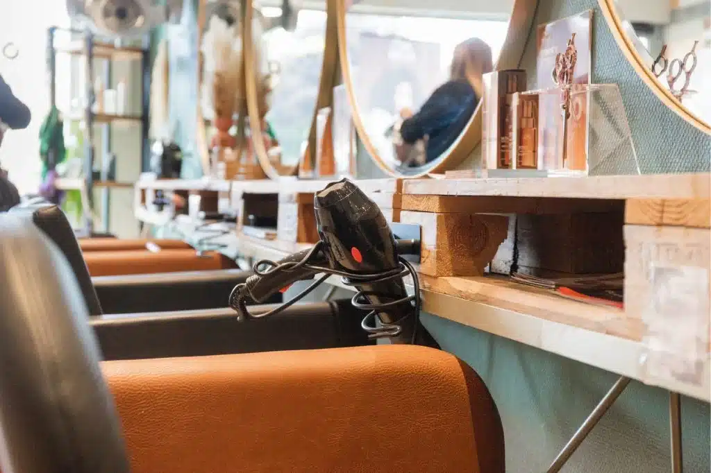 Intérieur Du salon De Coiffure ​Eurostyl​ à Dechy​ - photo de Clément Boute pour France Active Nord