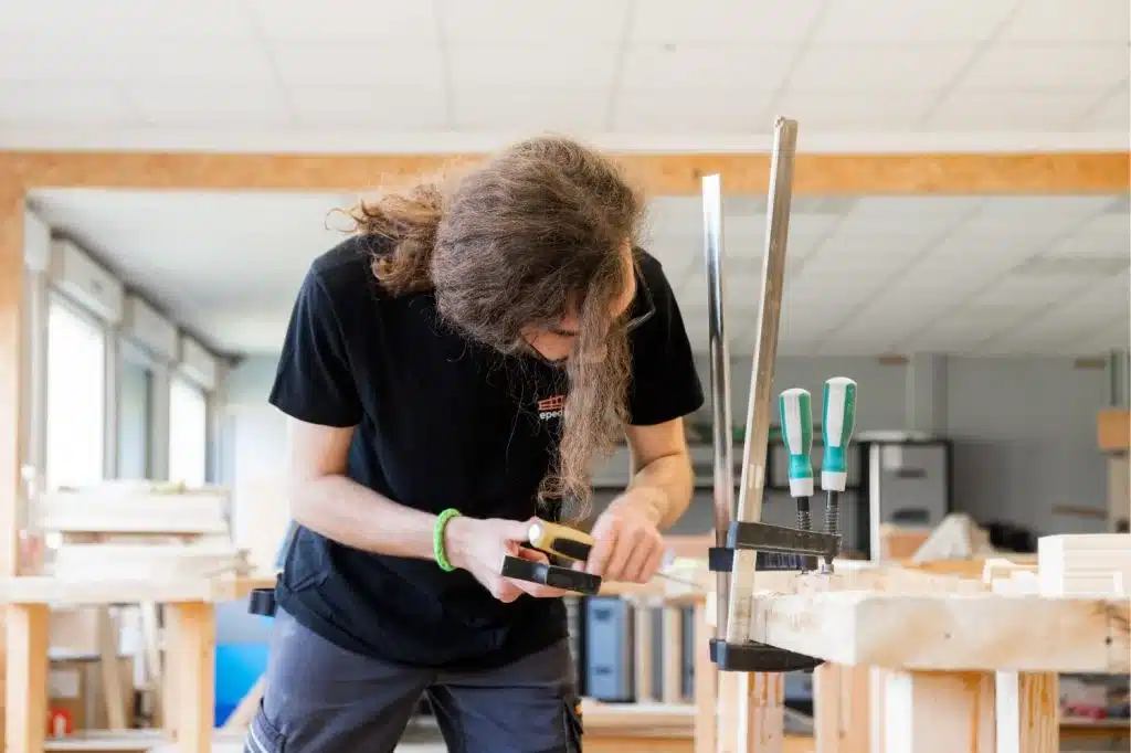 Elève de l'Ecole De Production Du Hainaut - Travail Du Bois Photo De Clément Boute Pour France Active Nord 
