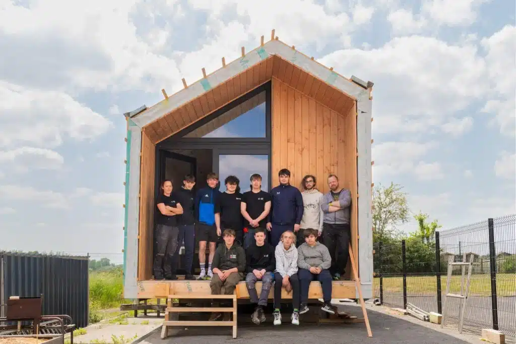 Eleves dans une Tiny House - Ecole de Production du Hainaut - Photo De Clément Boute Pour France Active Nord