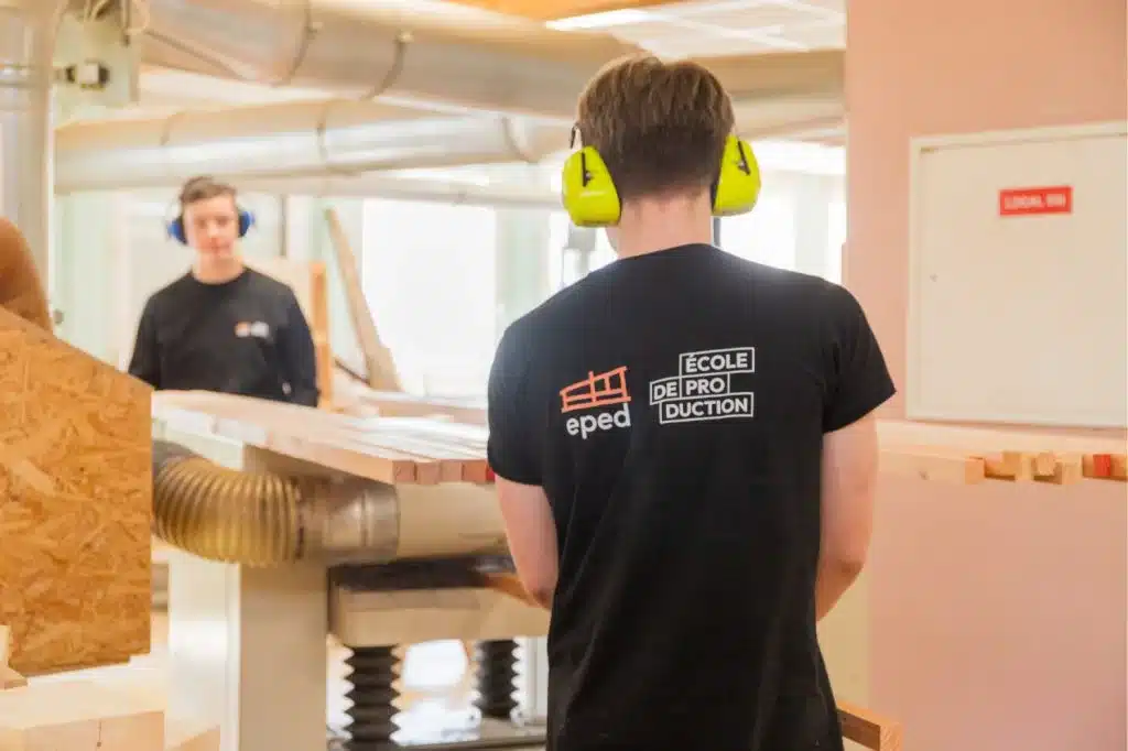Travail Du Bois - Ecole De Production Du Hainaut - Photo De Clément Boute Pour France Active Nord